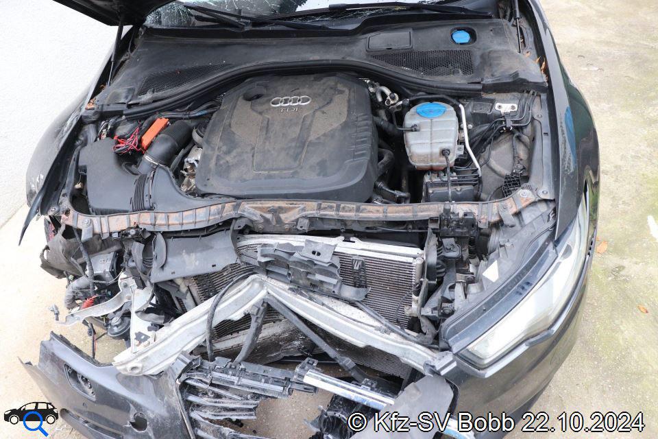 Beschädigte Frontpartie des Audi A6 Avant bei geöffneter Motorhaube