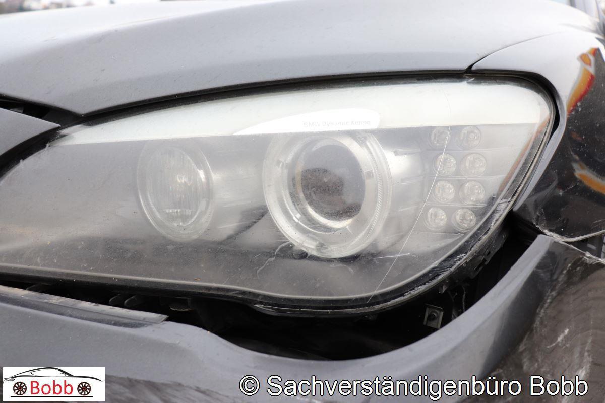 Linker Scheinwerfer im Schadenbereich des BMW 740d xDrive