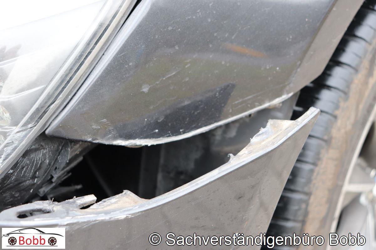 Beschädigter linker Frontbereich und Stoßfänger des begutachteten BMW 740d xDrive