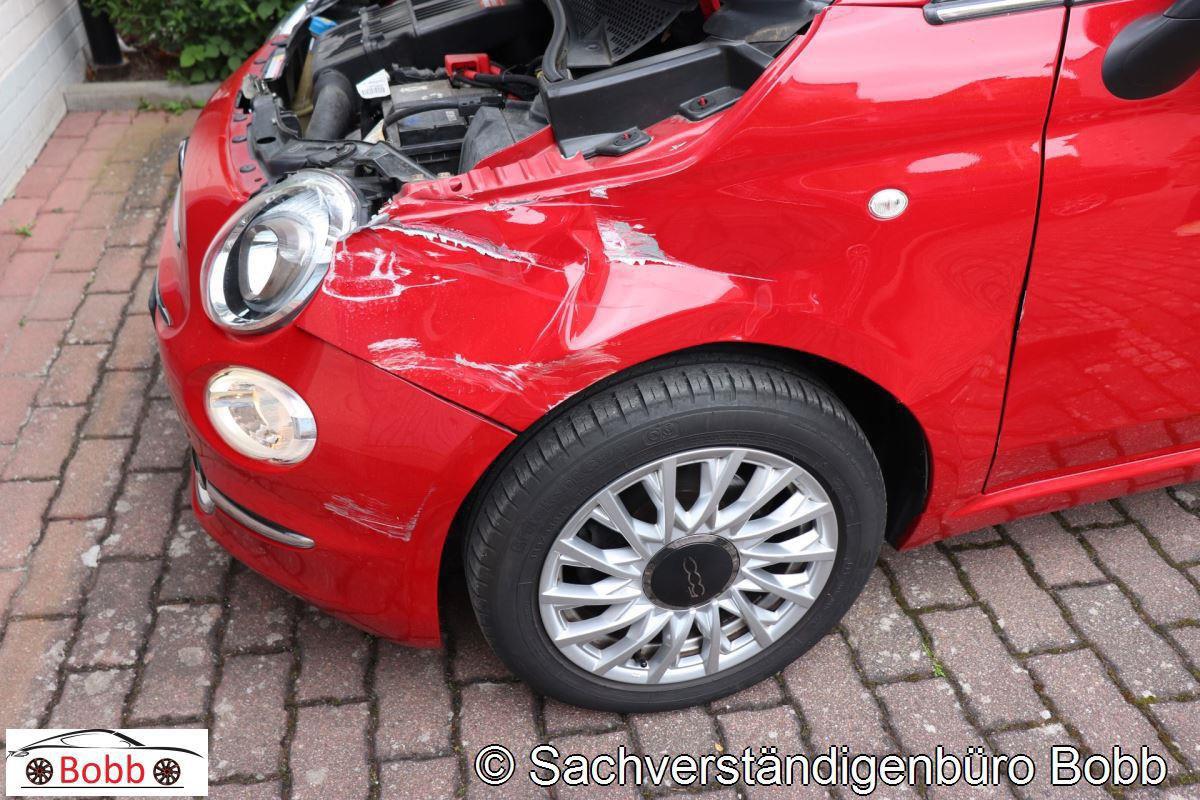 Beschädigter linker Kotflügel und Frontbereich des Fiat 500