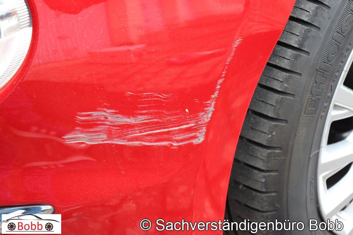 Kratzspuren am vorderen Stoßfänger dieses Fiat 500