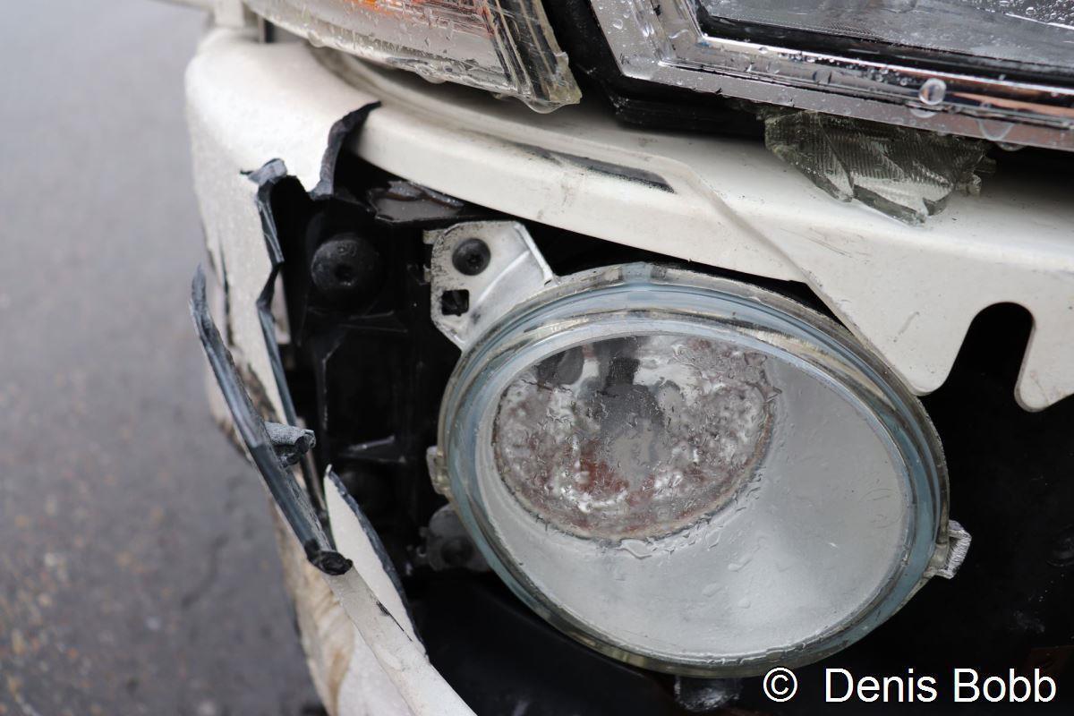 Beschädigter Leuchtenbereich an der Front des Scania R450