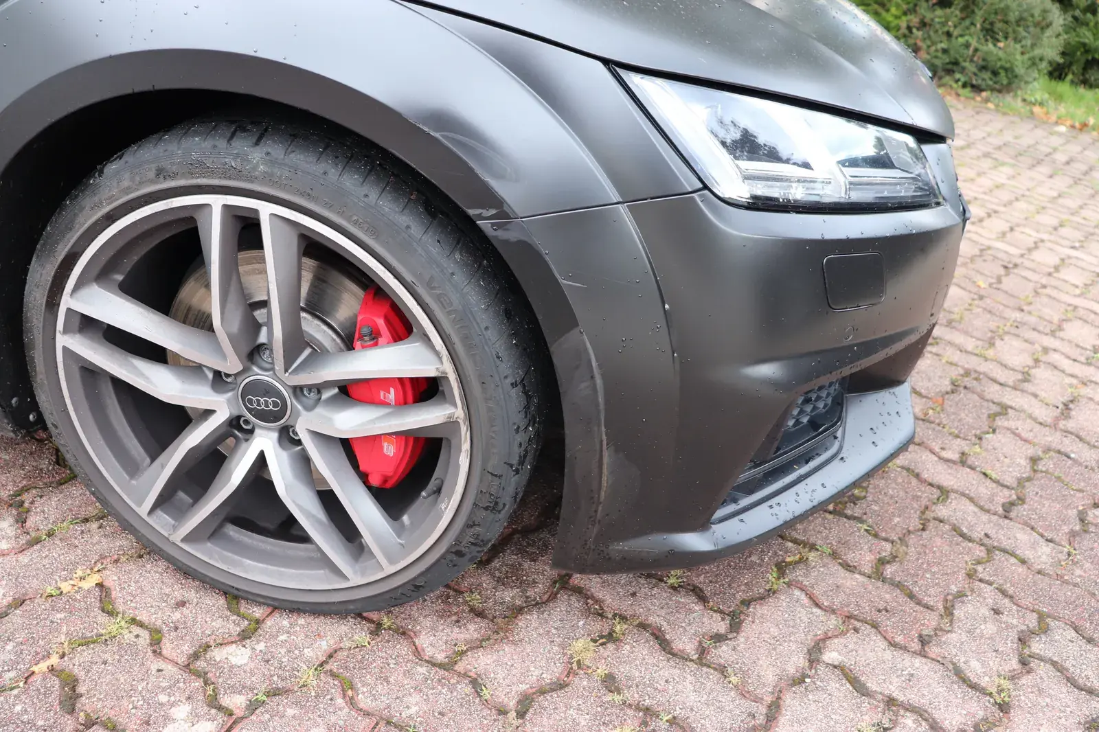 Vorderer Radlauf und Stoßfänger eines Audi bei einer Fahrzeugbegutachtung