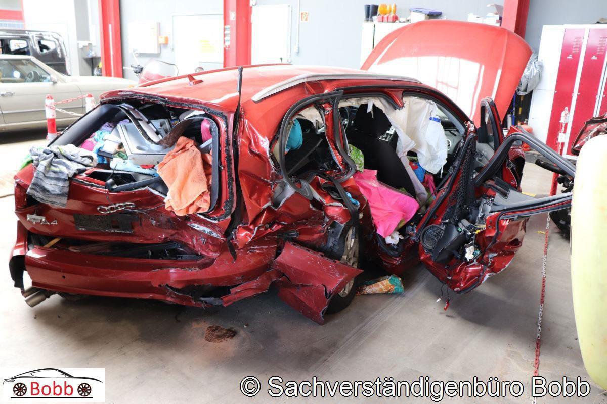Deformierter Heck- und rechter Seitenbereich des Audi A4