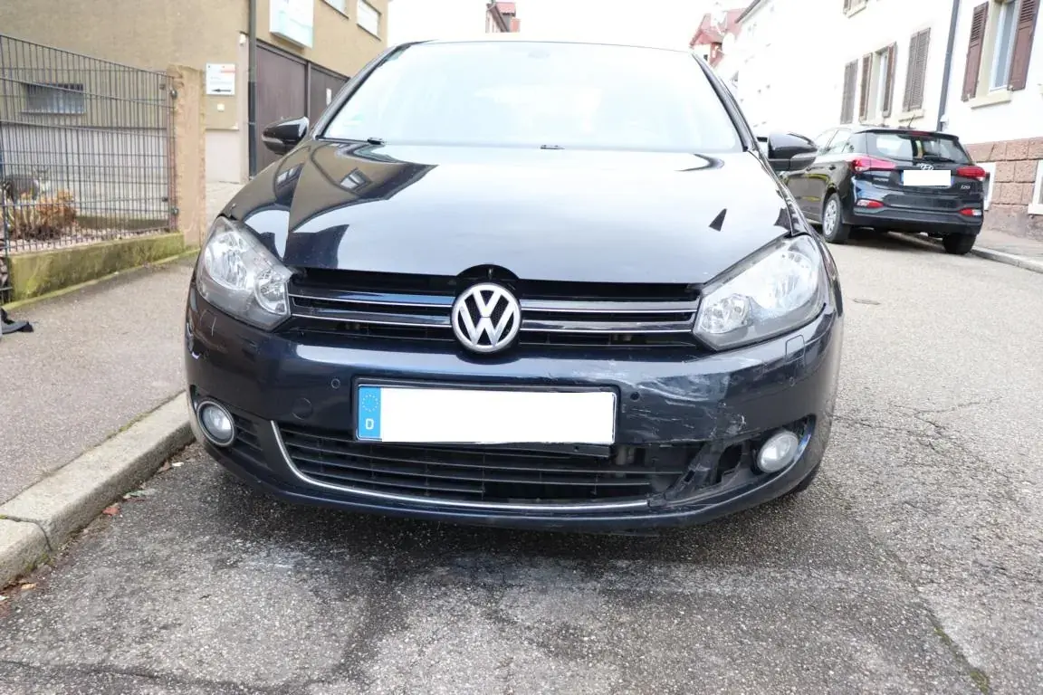 Beschädigter vorderer Stoßfänger eines Pkw nach einem Anstoß