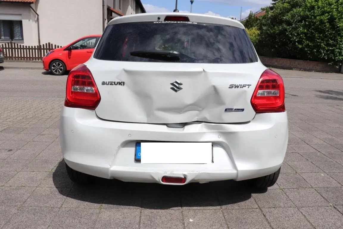 Eingedrückte Heckklappe eines Kleinwagens als dokumentierter Unfallschaden