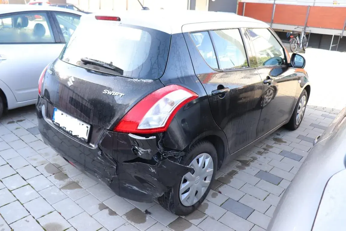 Beschädigter hinterer Stoßfänger und Seitenbereich eines Kleinwagens