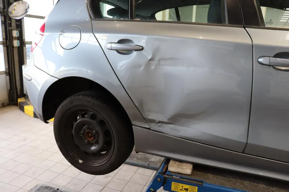 Seitenschaden mit Verformung an einer hinteren Fahrzeugtür