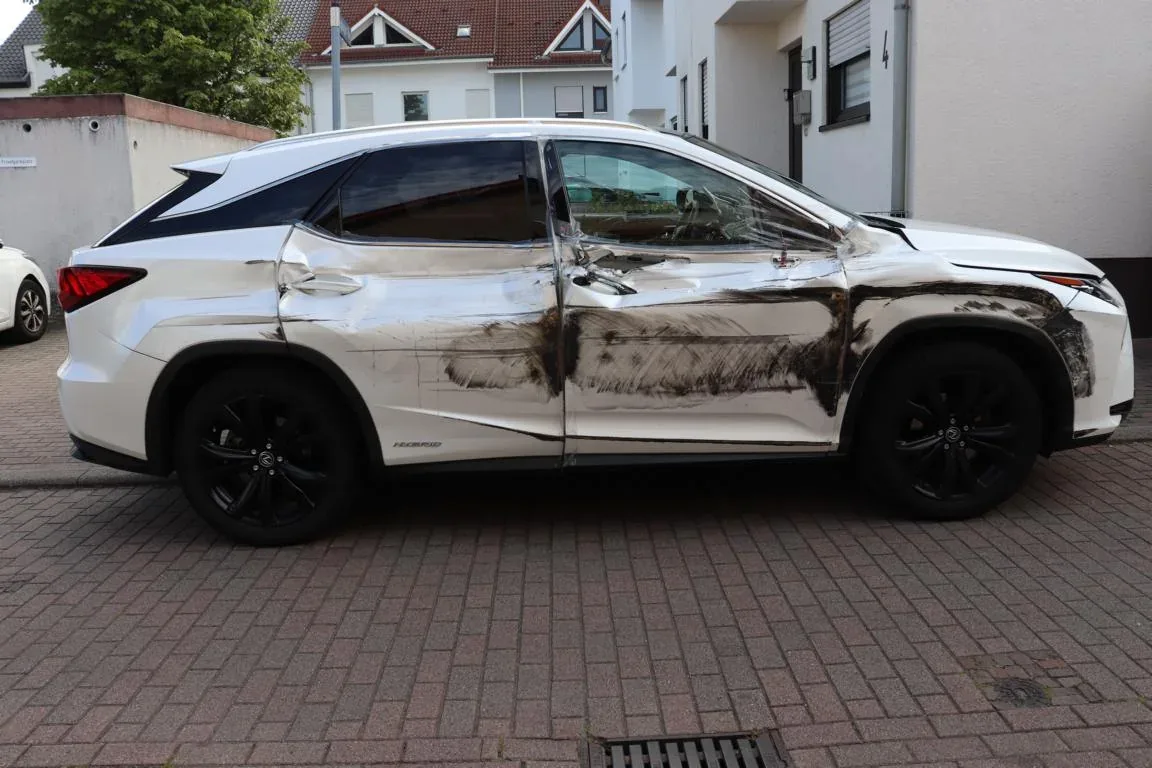 Starker Seitenschaden an einem weißen Fahrzeug nach einer Kollision