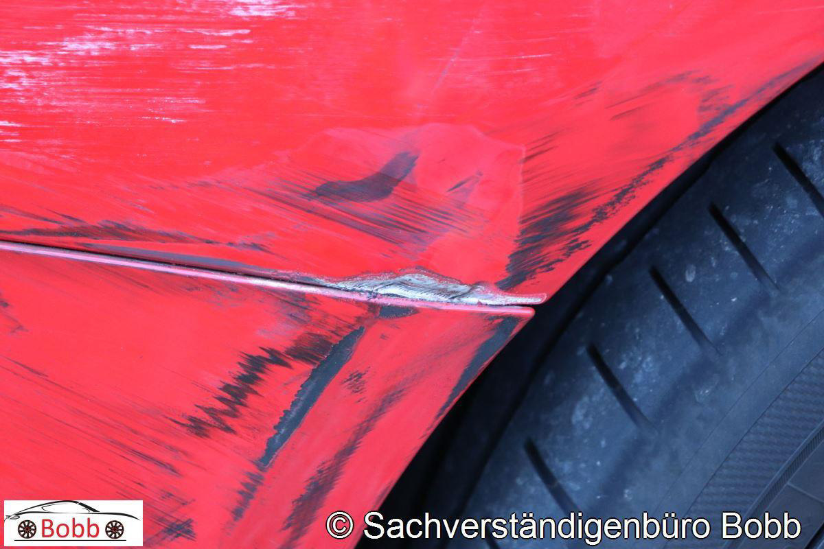 Detail des beschädigten Radlaufbereichs am Audi A6