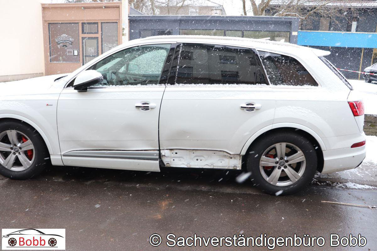 Linke Fahrzeugseite des Audi Q7 mit Tür- und Unterholmschaden