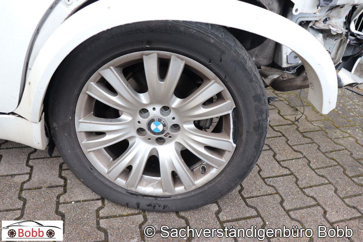 Linkes Hinterrad und beschädigter Radlauf des BMW X5