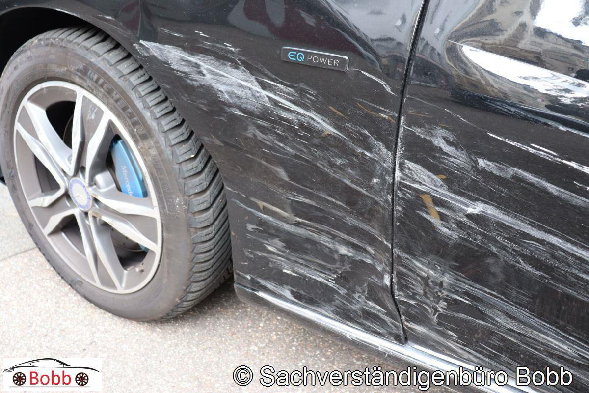 Beschädigter linker vorderer Kotflügel und Radbereich des Mercedes-Benz C 350 e