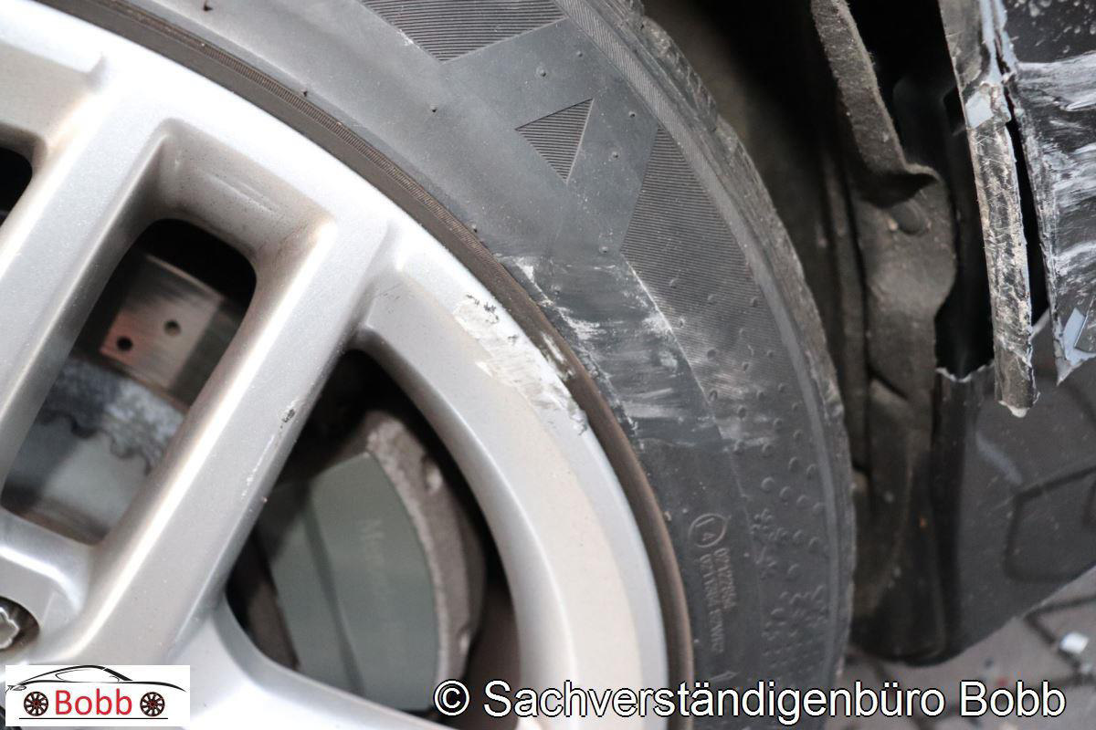 Beschädigter Reifen und Felgenbereich am linken Hinterrad des Mercedes-Benz S 500