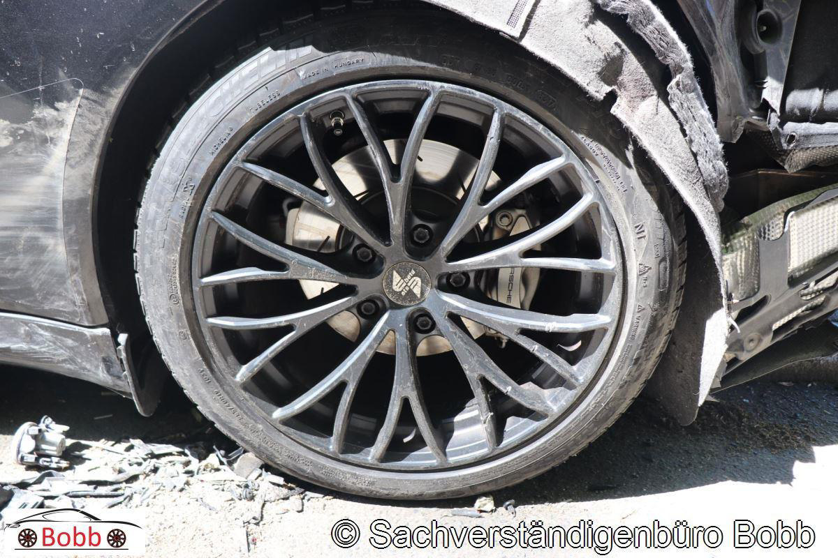 Beschädigtes linkes Hinterrad und Radlauf des Porsche Panamera